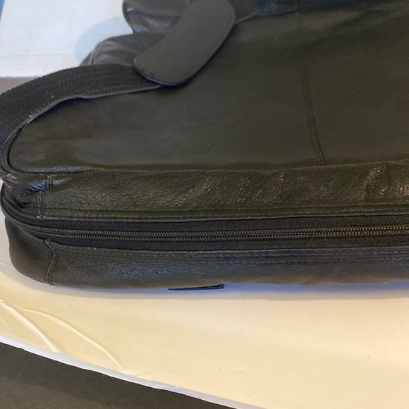 GUC. Business/travel, carrying black, faux, leather briefcase. - Picture 11 of 16